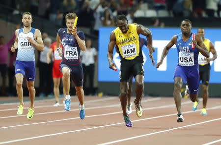 Atletismo - Campeonato Mundial de Atletismo - Final Posta Masculina 4x100 Metros - Estadio de Londres, Londres, Reino Unido – 12 de agosto, 2017. Usain Bolt de Jamaica sufre una lesión. REUTERS/Lucy Nicholson