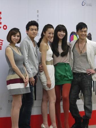 朱芯儀（左起）、宥勝、隋棠、蔡淑臻、李沛旭在2011年曾一起受訪。（翻攝自臉書三立華劇－犀利人妻）