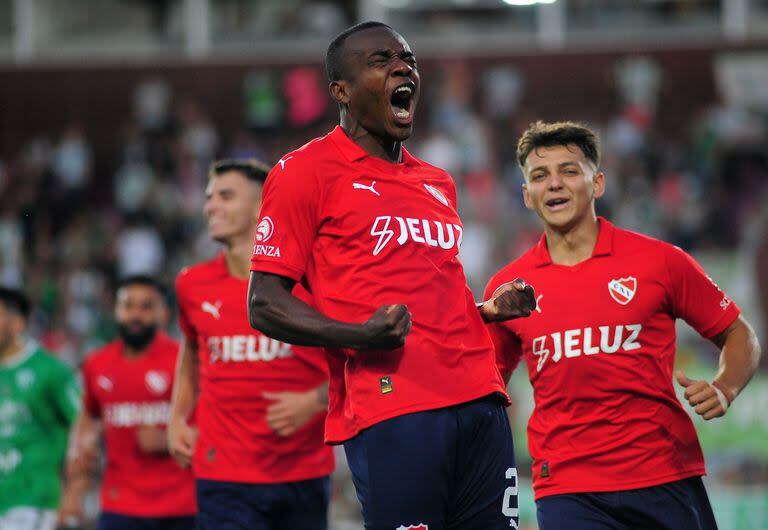 Jhonny Quiñónez celebra su primer gol con la camiseta de Independiente