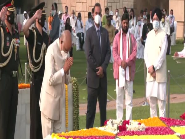 President Ram Nath Kovind paying tribute to Mahatma Gandhi at Rajghat in Delhi on Saturday. (Photo/ANI)