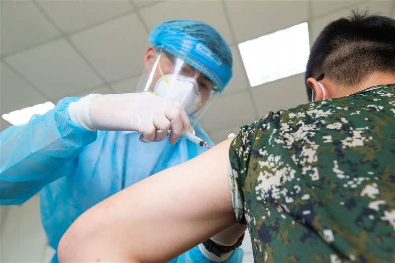 陸軍33化學兵群14日安排官兵進行新冠肺炎疫苗接種（圖／軍聞社提供）