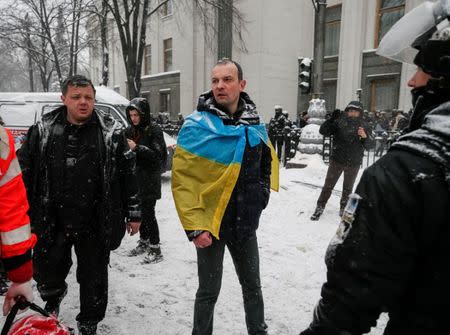 Ukrainian lawmakers Yegor Sobolev (R) and Semyon Semenchenko are seen near the parliament building in Kiev, Ukraine March 3, 2018. REUTERS/Gleb Garanich