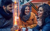 Sie glauben, der Weihnachtsmarkt sei eine romantische Pärchenveranstaltung? Falsch! Zwischen Bratäpfeln und Glühwein lässt es sich prima anbandeln. Oder man kann auch einfach nur mit Freunden die Stände erkunden, Kakao mit Schuss trinken und den Geruch nach gebrannten Mandeln in der Luft genießen. Also bitte nicht zu Hause einschließen und Trübsal blasen. (Bild: iStock / Dangubic)