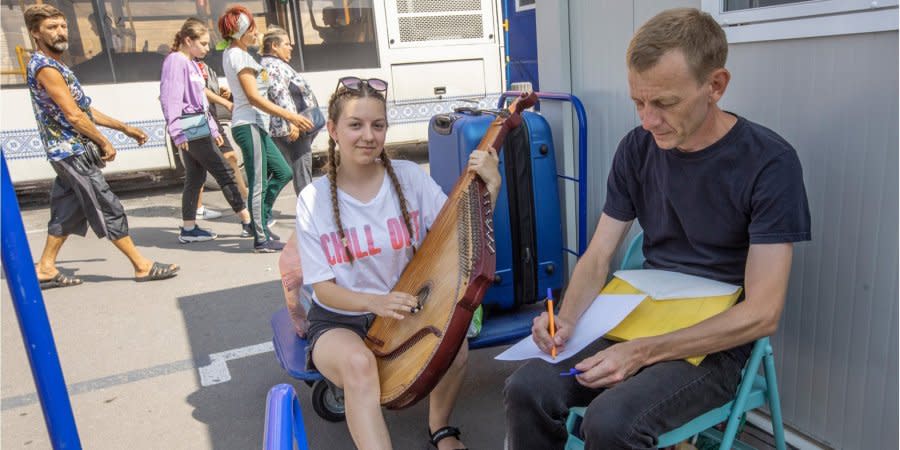 16-year-old Svitlana Augustina Polskikh took her bandura out of occupied Kherson