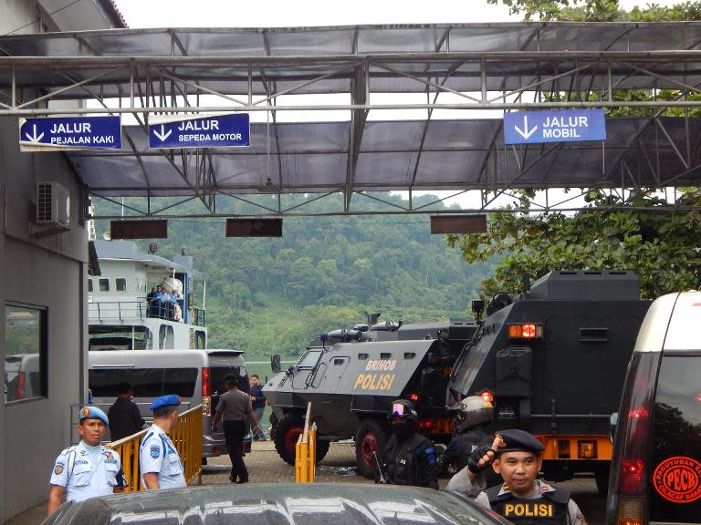 Indonesian police armored vehicles carrying Australians Andrew Chan and Myuran Sukumaran arrive at the entrance of maximum security prison in Nusa Kambangan island, in Cilacap in central Java island on March 4, 2015