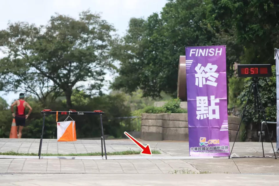 這次選拔賽的終點站多了一條傳感的地線，選手只需要過線就能感應。（大會提供）