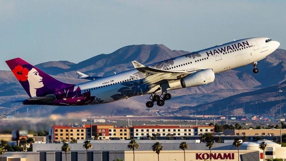 <strong>À la 16ème place : Hawaiian Airlines.</strong> Cela fait maintenant 90 ans que les passagers de cette compagnie aérienne américaine se font accueillir par un chaleureux "aloha" au moment d’embarquer. Opérant depuis son hub, situé à l’aéroport d’Honolulu, elle assure des vols intérieurs et internationaux. L’excellence de ses prestations (toutes classes confondues) et la gentillesse de son personnel ont récemment été saluées par le magazine Forbes. © instagram @Hawaiianairlines