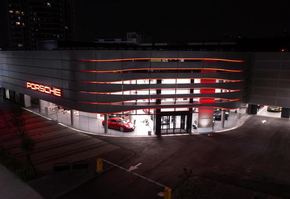  Porsche Platz概念融合創新與在地化特色的創新汽車品牌展示中心型態，全面導入最新世代保時捷中心的Destination Porsche創新設計概念與工法結構，外牆採用2D曲面及LED燈帶造型，打造出這座台南市中心最閃耀奪目的汽車建築新地標！