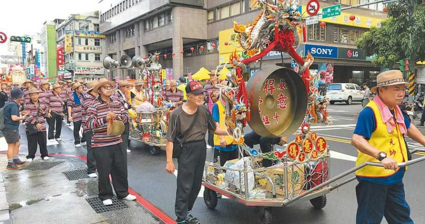 今年主普聯姓會值東白、童宗親會，引領斗燈隊伍出發遶境，包括得意堂陣頭、鼓亭車都出現隊伍中，成為矚目焦點。（圖／中國時報陳彩玲攝）