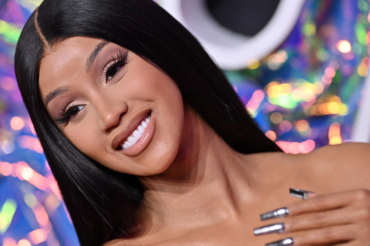 Cardi B a critiqué la politique étrangère de Joe Biden lors d’un live Instagram.