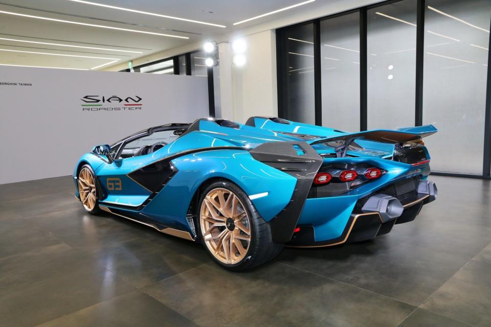 首度在台亮相的Sián Roadster採用十分亮眼的Blu Uranus金屬湛藍車色，展現不容錯認的懾人氣勢。