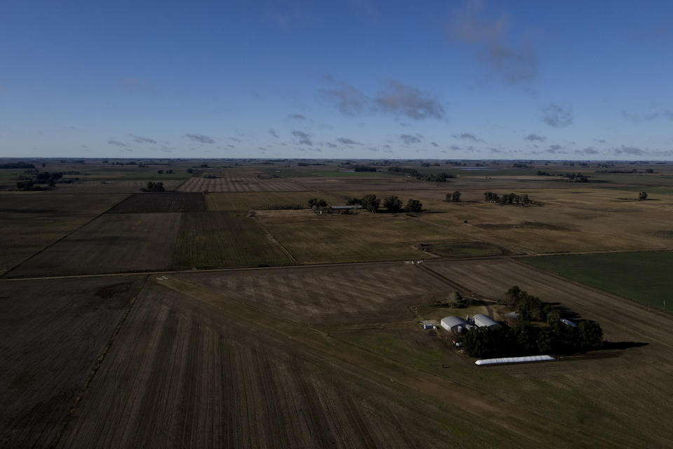 En la imagen, vista aérea de la explotación agrícola de Walter Malfatto en Bragado, Argentina, el 28 de julio de 2022. Malfatto retuvo unas 320 toneladas de soja de la última campaña dentro de “silobolsas”, un bolsón de polietileno blanco que funciona para almacenar granos. (AP Foto/Natacha Pisarenko)