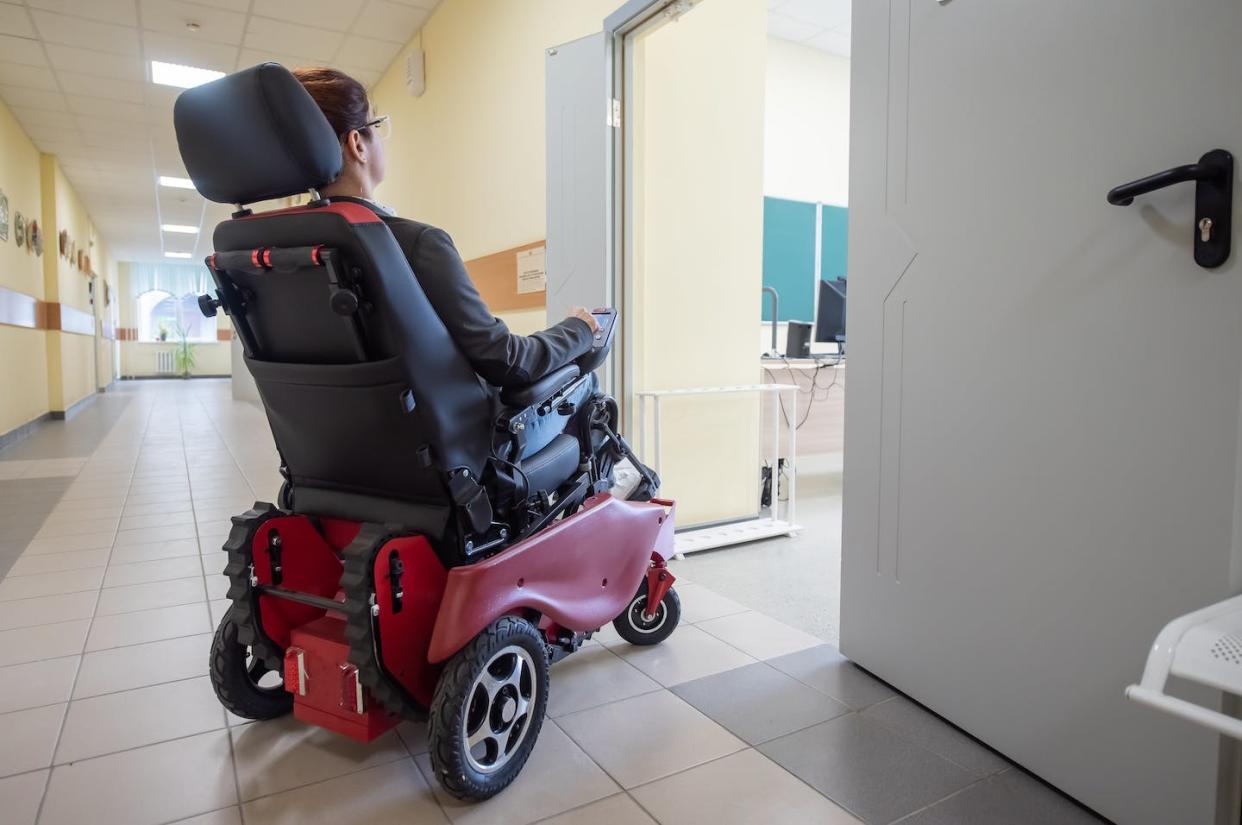 <a href="https://www.shutterstock.com/es/image-photo/caucasian-woman-electric-wheelchair-university-corridor-2054921216" rel="nofollow noopener" target="_blank" data-ylk="slk:Shutterstock / Reshetnikov_art;elm:context_link;itc:0;sec:content-canvas" class="link ">Shutterstock / Reshetnikov_art</a>