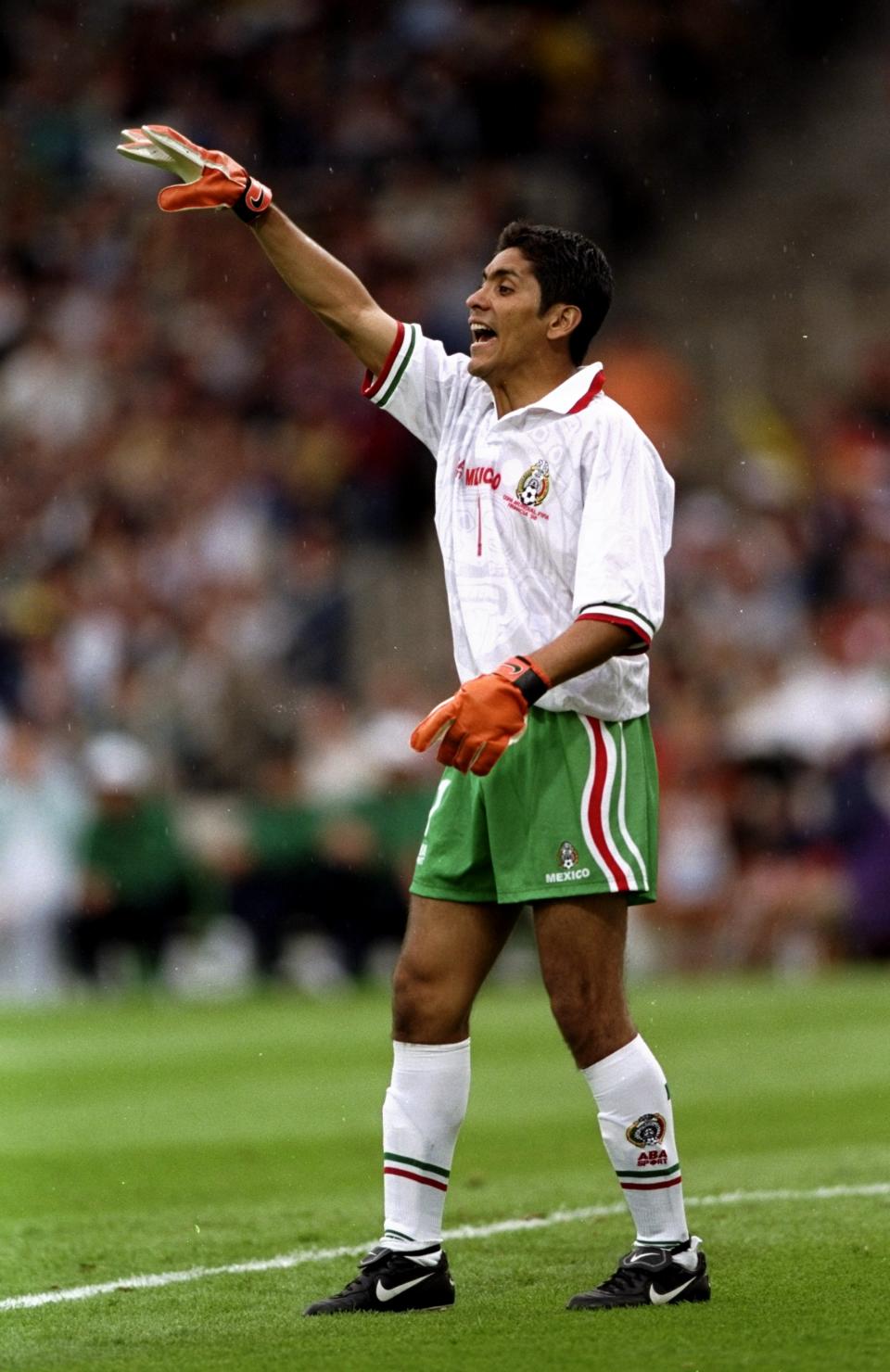 Jorge Campos terminó acatando reglas y dejando de lado sus vibrantes colores en Francia 98. (Foto: Ben Radford /Allsport/Getty Images)