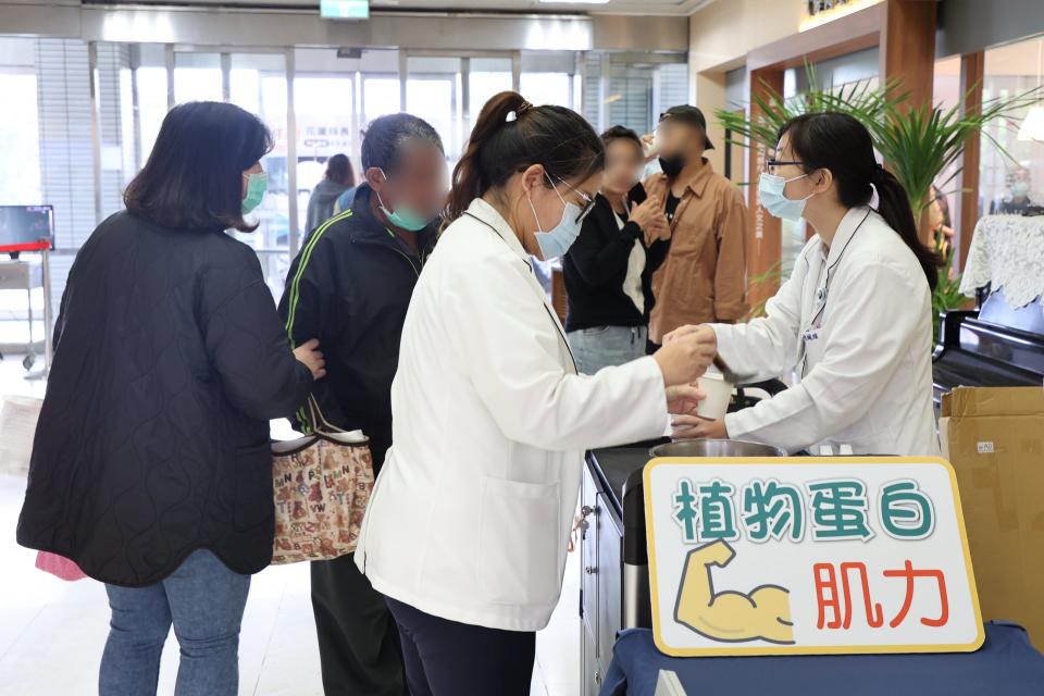 花蓮慈濟醫院在7日上午，以蔬食列車主題，推出應景健康DIY食譜「實神銀耳湯」，讓民眾以營養與元氣迎接冬天的到來。