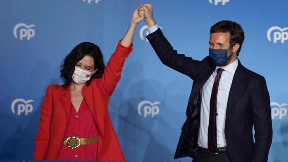 Isabel Diaz Ayuso (l) und Pablo Casado von der konservativen Volkspartei feiern ihren Wahlsieg.