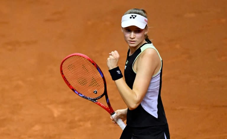 Elena Rybakina celebra su triunfo sobre la ucraniana Marta Kostyuk en la final del torneo de Stuttgart, el 21 de abril de 2024 en la ciudad alemana (Thomas Kienzle)