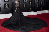 <p>Auch Lady Gagas opulente Robe von Armani Privé bot eine Überraschung. Denn trotz der ultra-divaesken Wirkung handelte es sich bei dem Look nicht um ein Kleid, sondern um … (Bild: AP) </p>