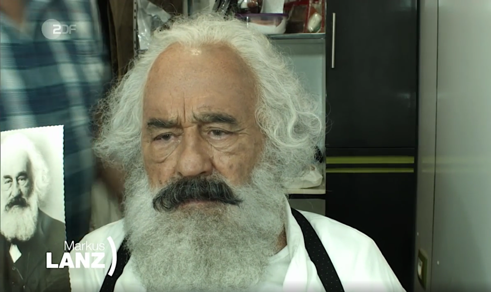 Mario Adorf wird in der Maske zu Karl Marx umgestylt. (Bild: ZDF/Screenshot)