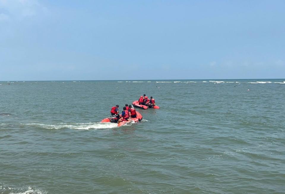 搜救人員駕駛消防艇來回在海面搜索，仍未尋獲男高中生的蹤跡。（記者陳金龍攝）