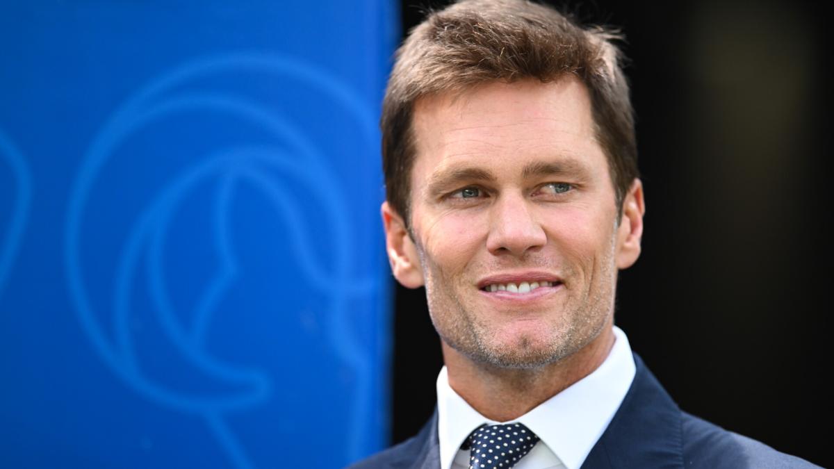 In explaining the balance he’ll strike when calling games, Tom Brady takes a “little” shot at Daniel Jones