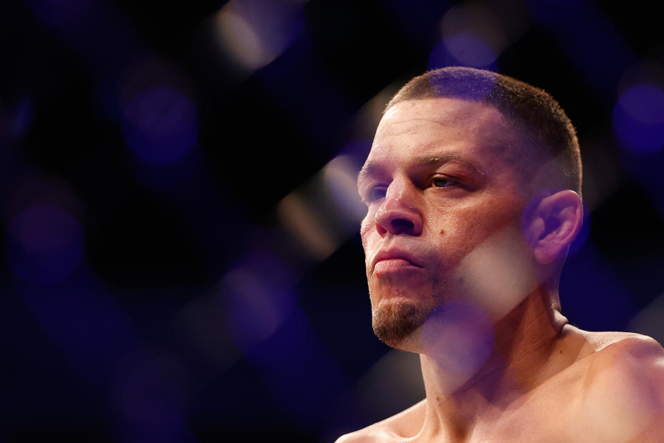 GLENDALE, ARIZONA - 12 DE JUNIO: Nate Diaz ingresa al octágono para pelear contra Leon Edwards de Jamaica durante su partido de peso welter UFC 263 en Gila River Arena el 12 de junio de 2021 en Glendale, Arizona.