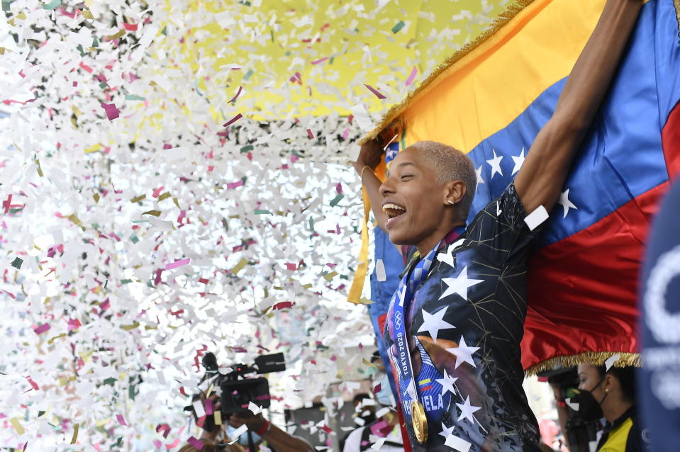 La venezolana Yulimar Rojas, campeona olímpica de salto triple en los Juegos de Tokio 2020, es recibida en su país, el martes 14 de septiembre de 2021. (AP Foto/Matías Delacroix)