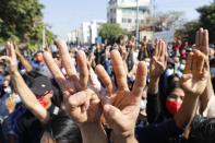 I manifestanti continuano a riunirsi nonostante il divieto di raduni pubblici imposto lunedì 8 febbraio dal nuovo governo militare (AP Photo)