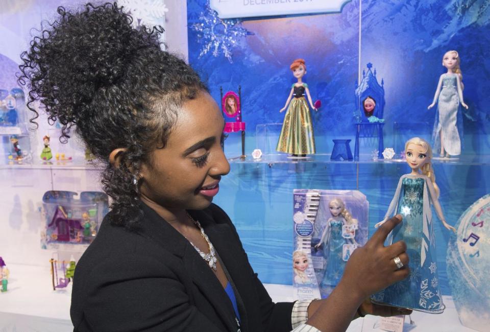 Una promotora jugando con una muñeca Elsa cantarina en la Feria Internacional Americana del Juguete. (Imagen: AP)