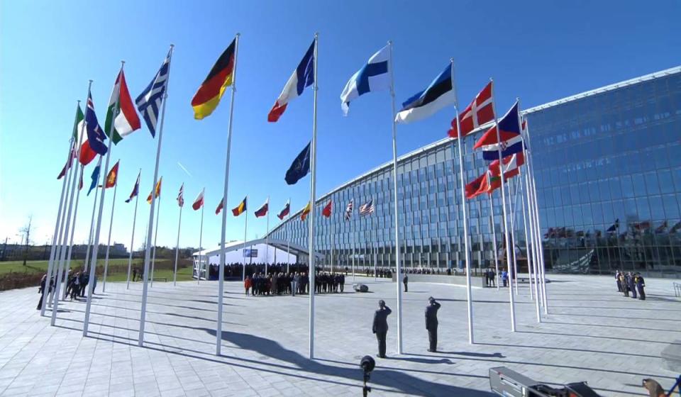 Ceremonia de izado de la bandera de Finlandia en la sede de la OTAN. Foto: cortesía streaming OTAN.