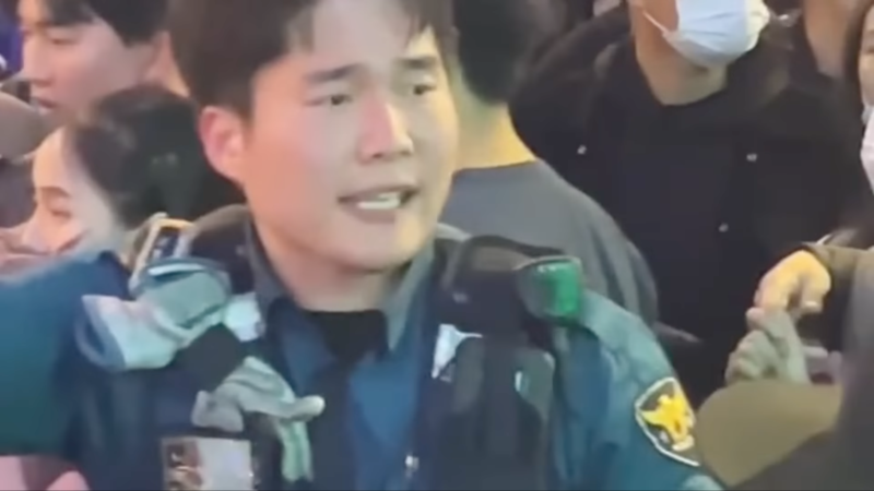 梨泰院事故案發當時，一名警察聲嘶力竭地驅散民眾的影片曝光。（翻攝自YouTube）