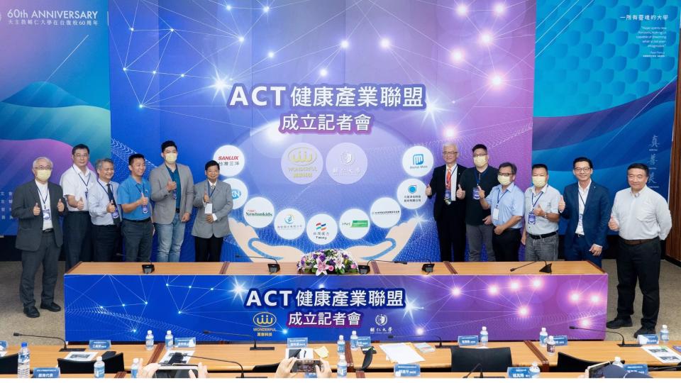 ACT健康產業聯盟成員完成拼圖後合影，宣示聯盟正式成立。(圖/萬泰科技提供)