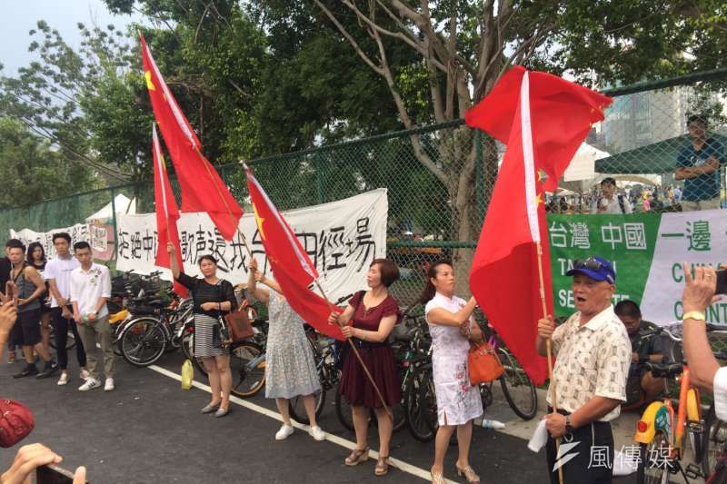 2017-09-24-台灣大學舉辦「中國新聲音」歌唱選拔會，愛國同心會與場外民眾發生衝突04。（謝孟穎攝）