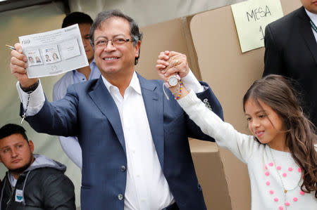 El candidato presidencial colombiano Gustavo Petro muestra su boleto al votar en un colegio electoral durante las elecciones, en Bogotá, Colombia, el 17 de junio de 2018. REUTERS/Nacho Doce