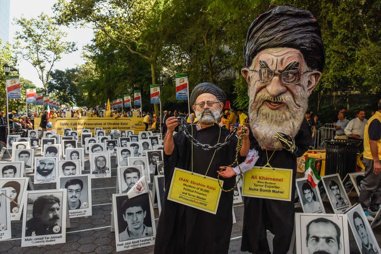 Un grupo de personas participa en una protesta contra el presidente iraní Ebrahim Raisi frente a las Naciones Unidas el 21 de septiembre de 2022 en la ciudad de Nueva York.