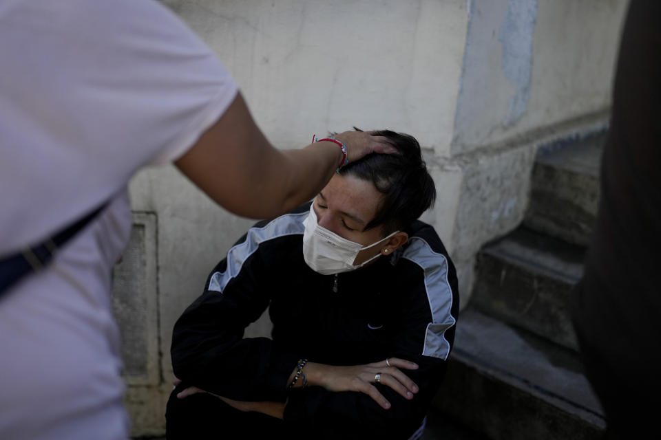 Federico Ginter, que sufre síntomas de dengue, espera ser atendido en un hospital en medio de un aumento de casos en todo el país, en Buenos Aires, Argentina, el martes 26 de marzo de 2024. (AP Foto/Natacha Pisarenko)