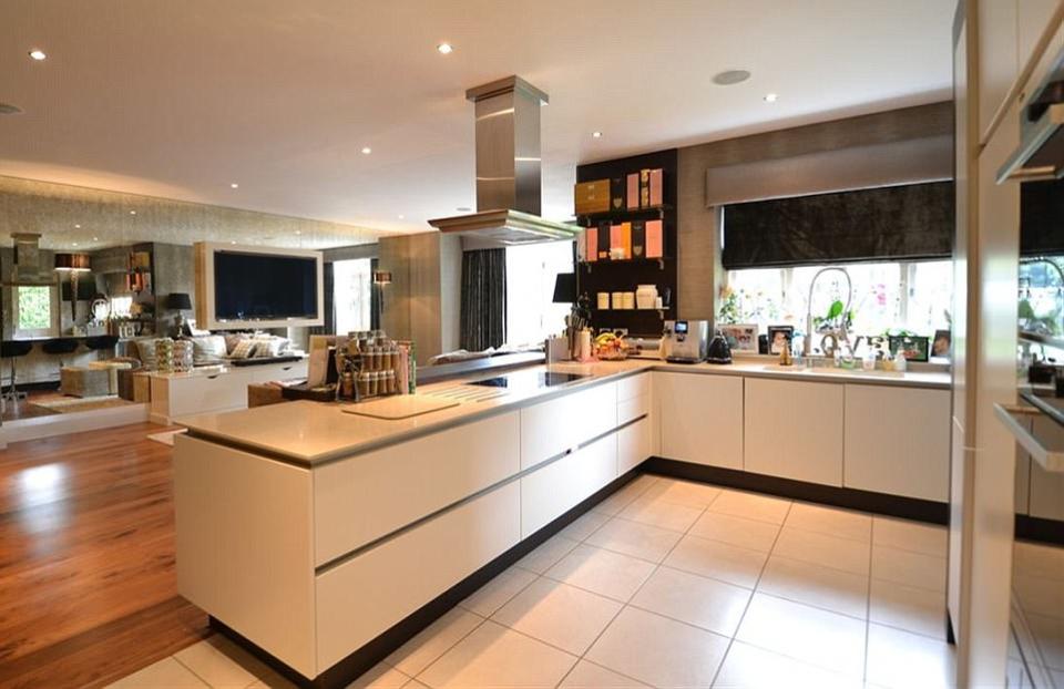 <p>Modern kitchen. (Image: Rightmove). </p>