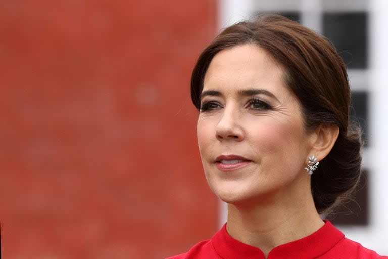 La princesa heredera María de Dinamarca mira antes de una ceremonia de colocación de ofrenda floral en el monumento a los soldados caídos en la Ciudadela de Copenhague, Dinamarca, el 28 de agosto de 2018.