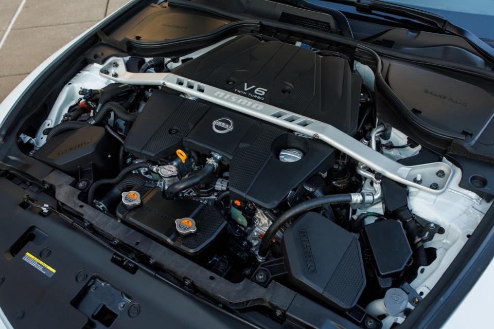 在動力部分，Z Nismo的VR30DDTT引擎重新設計的廢氣旁通閥，並強化了引擎冷卻、機油冷卻系統與ECU點火供油程式，最大馬力可在6400 rpm時輸出420hp，最大扭力也能在2000至5200 rpm時，迸發出53 kgm的數據。