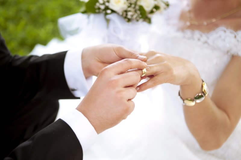 <b>Regalo di matrimonio</b><br><br>In molti, cominciano a preoccuparsi quando devono fare un regalo per un <b>matrimonio</b>. Soldi, lista, viaggio? Cosa scegliere? Intanto dipende da chi si sposa. Se è una coppia che va a vivere per la prima volta insieme, è forse la situazione più “semplice”. Probabile che facciano una <b>lista nozze</b> quindi basta che vi atteniate a quella, magari pensandoci per tempo. <br>Così potrete fare un regalo che vi piace (se non lo trovate, poco importa: si tratta di cose che la coppia ha scelto, quindi le desidera), e in base alla <b>cifra che volete spendere</b>. E’ un segno di bon ton consegnare il regalo qualche giorno prima delle nozze (spesso il giorno del ricevimento è indicato sull’invito), mai lo stesso giorno: gli sposi hanno altro cui pensare e alla cerimonia non è previsto lo spazio regalo.