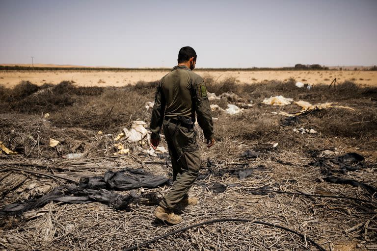 Un soldado israelí inspecciona el área después de que un misil sirio explotó en el sur de Israel, dijo el ejército israelí, cerca de Ashalim, en el sur de Israel, el 22 de abril de 2021.