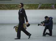 New England Patriots' Tom Brady arrives at the Hartsfield-Jackson Atlanta International Airport for the NFL Super Bowl 53 football game Sunday, Jan. 27, 2019, in Atlanta. (AP Photo/Matt Rourke)