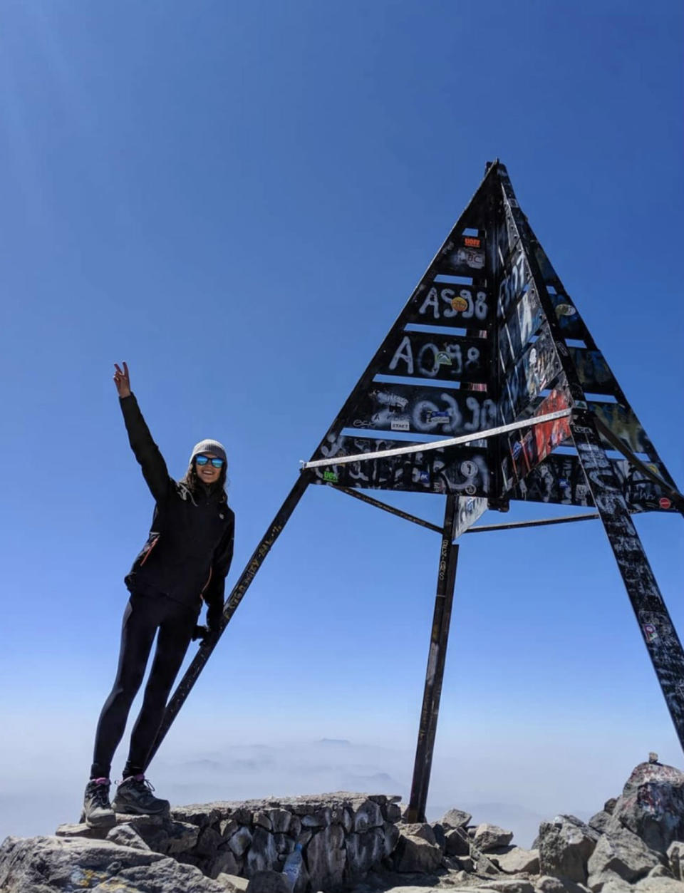 ¿Su último reto? Llegar a la cima del Monte Tubqal (Marruecos) para ayudar a jóvenes con cáncer, recaudando fondos para Trekstock. (Foto: Instagram / <a href="https://www.instagram.com/p/Bx-P7anHeA-/" rel="nofollow noopener" target="_blank" data-ylk="slk:@sarahannmacklin;elm:context_link;itc:0;sec:content-canvas" class="link ">@sarahannmacklin</a>)