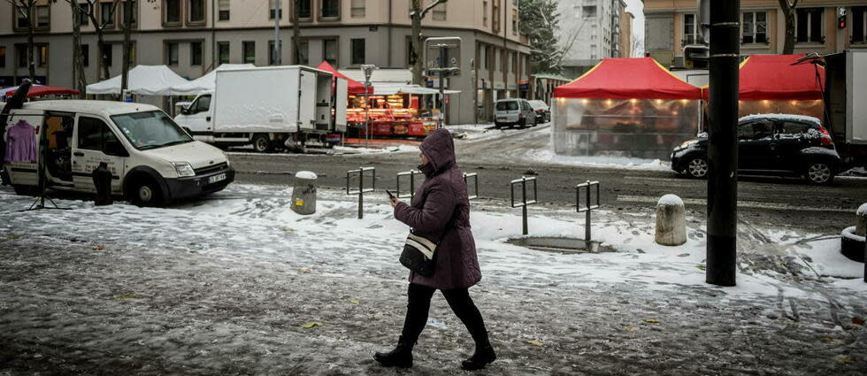 28 départements sont en vigilance orange neige-verglas mercredi, mais pas le Rhône, où il a pourtant beaucoup neigé mardi. (Photo d'illustration)  - Credit:JEFF PACHOUD / AFP