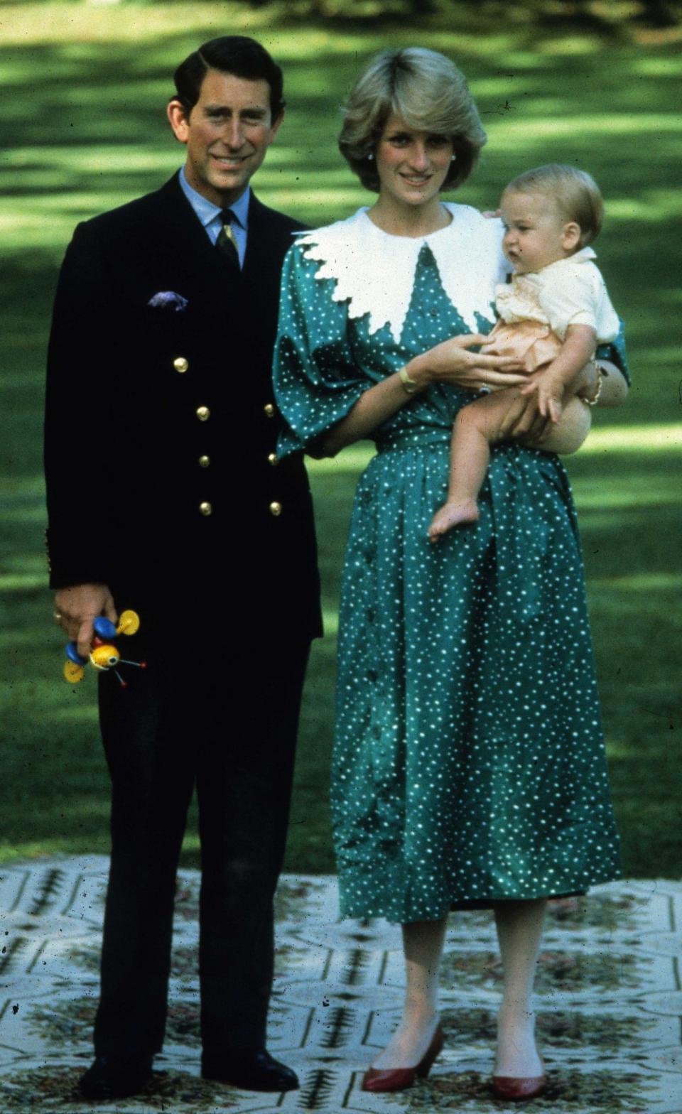 <br>Nur auf wenigen Bildern erkennt man: Diana war gar nicht kleiner als Charles. (Bild: Action Press)