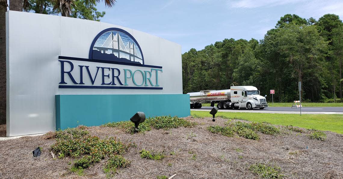 Riverport Commerce Park, as seen on Monday afternoon, is roughly 1,700 acres of a 5,000-acre mixed-use tract in Jasper County. The developer, City of Hardeeville and Jasper County propose connecting the business park at U.S 17 with a flour-lane parkway to the new interchange at Interstate 95 and Purrysburg Road. Drew Martin/dmartin@islandpacket.com