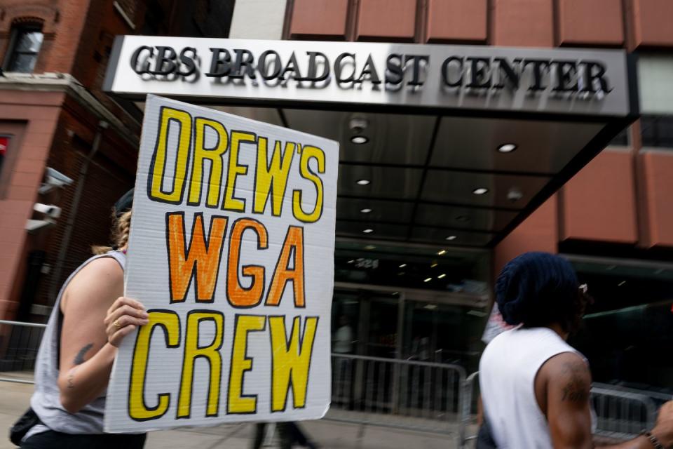 wga members picket outside the drew barrymore show