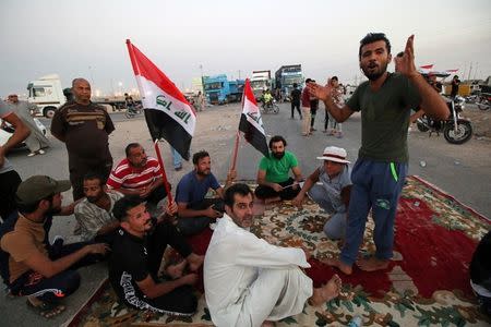 Protesters block the road to Iraq's Umm Qasr port, south of Basra, Iraq July 13, 2018. REUTERS/Essam al-Sudani