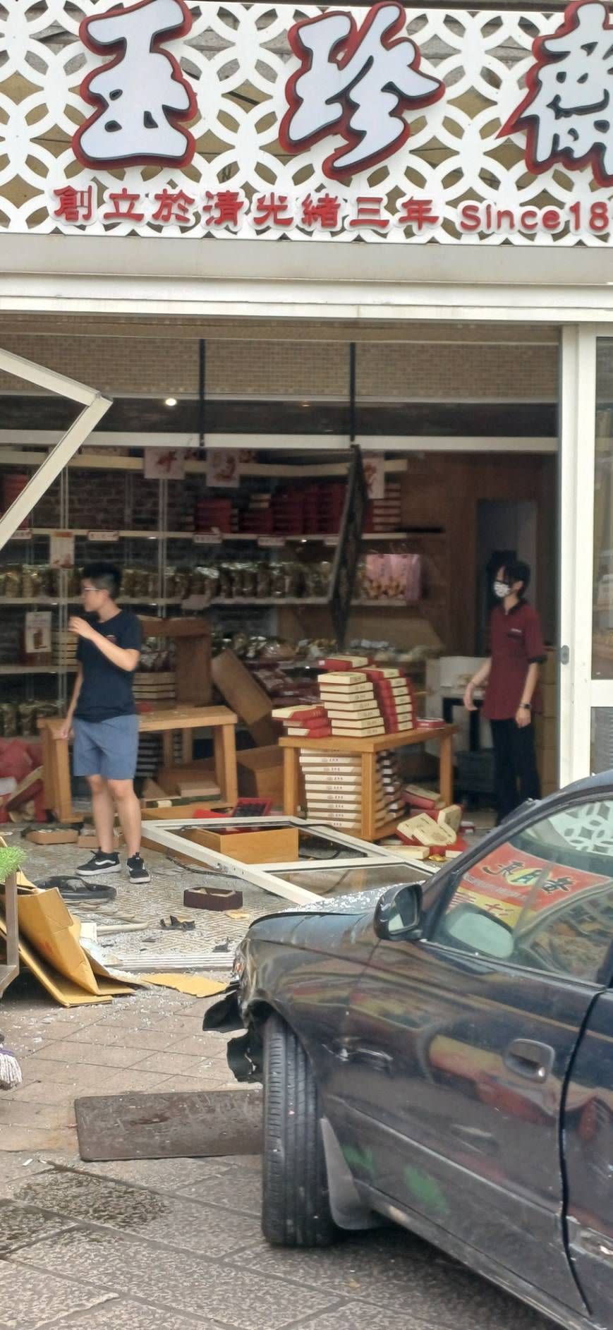 鹿港玉珍齋門市遭自小客車衝撞，店內一片狼藉。（翻攝畫面）