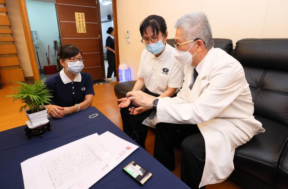 身心科李嘉富醫師(右一)解說自律神經失調會影響全身機能失去平衡。